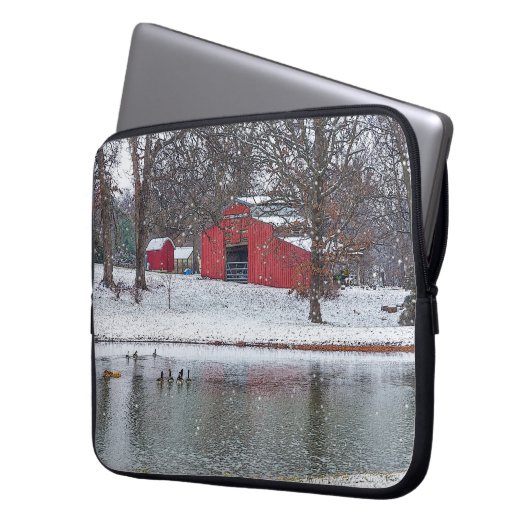 Roter Stall im Schnee schmerzhaft Laptopschutzhülle (Vorderseite Links)