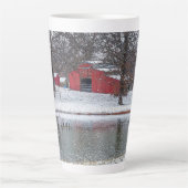 Roter Stall im Schnee schmerzhaft Milchtasse (Vorderseite)