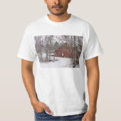 Roter Stall im Schnee T-Shirt (Vorderseite)