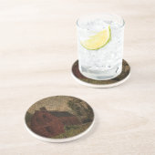 Roter Stall in einem Bauernhof mit primitivem Best Getränkeuntersetzer (Seite)