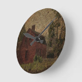 Roter Stall in einem Bauernhof mit primitivem Best Runde Wanduhr (Winkel)