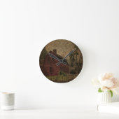 Roter Stall in einem Bauernhof mit primitivem Best Runde Wanduhr (Zuhause)