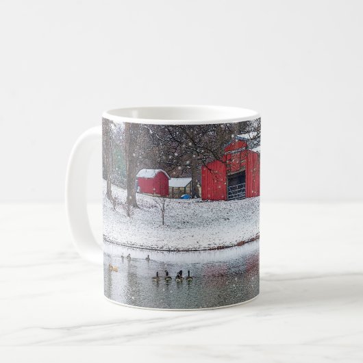 Roter Stall in schneebedeckter Tasse (Vorderseite Links)