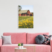 Roter Stall mit gelben Wildblumen Leinwanddruck (Insitu (Wohnzimmer))