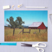 Roter Stall mit Shiny Dach Amid Fall Grass Field Seidenpapier (Handwerk)
