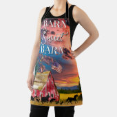 Roter Stall mit Tieren in der Rustikal Schürze (InSitu)