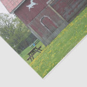 Roter Stall mit zwei Silhouetten Seidenpapier (Ausschnitt)