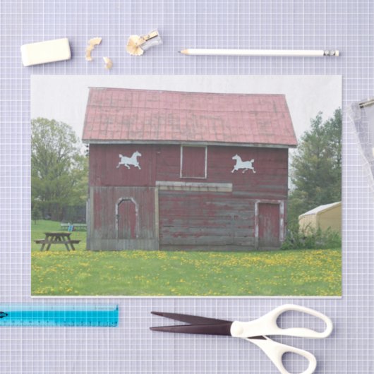 Roter Stall mit zwei Silhouetten Seidenpapier (Handwerk)