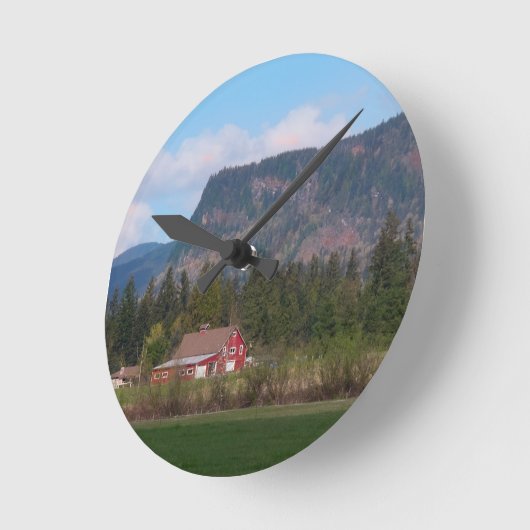 Roter Stall und Gebirgsuhr Runde Wanduhr (Winkel)