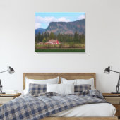 Roter Stall und Monte Enumclaw Leinwanddruck (Insitu (Schlafzimmer))