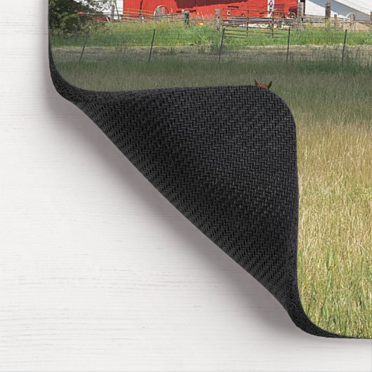 Roter Stall und Pferde Mousepad (Ecke)
