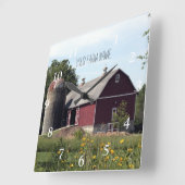 Roter Stall und Silo Quadratische Wanduhr (Winkel)