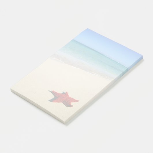 Roter Starfish am weißen Sandstrand Post-it Klebezettel (angewinkelt)
