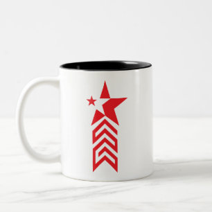 Roter Stern mit Chevron-Pfeilen Zweifarbige Tasse