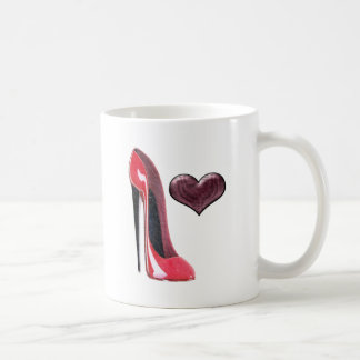 Roter Stilett-Schuh und Herz Kaffeetasse