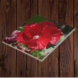 Roter Sumpf Hibiskus Blütenblume Fliese<br><div class="desc">Keramik-Kachel mit dem Foto-Bild eines atemberaubenden,  roten Sumpf-Hibiskus Blüte. Ein schönes,  blumengeschmücktes Design! Wählen Sie Ihre Kachelgröße aus. Eine tolle Küche trivet!</div>