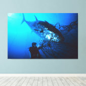 Roter Thun im Netz gefangen Leinwanddruck (Insitu (Holzboden))