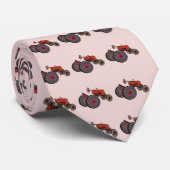 Roter Traktor ganz über der Landwirtschaft des Krawatte (Gerollt)