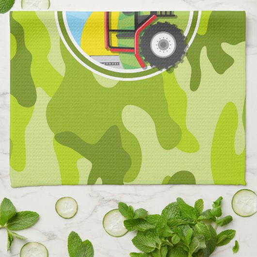 Roter Traktor; hellgrüne Camouflage, Tarnung Handtuch (Gefaltet)