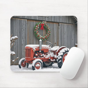 Roter Traktor mit Weihnachtskranz Mousepad