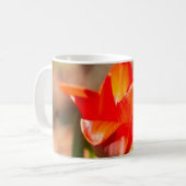 Roter Tulip-Blossom Kaffeetasse (Vorderseite Links)