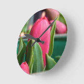 Roter Tulip in der Frühlingsmauer Runde Wanduhr (Winkel)