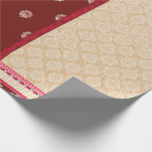 roter und beigefarbener Teppichboden mit rotem Ran Geschenkpapier (Ecke)