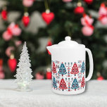 Roter und Blauer Weihnachtsbaum Blumennordische Mu<br><div class="desc">Lassen Sie sich von unserem Motor Red and Navy Blue Skandinavisches Weihnachtsbaum Folk Art Teekanne verwöhnen. Erleben Sie die Schönheit der Waldvolkskunst durch dieses skandinavisch inspirierte Muster mit eleganten Weihnachtsbäumen in klassischen Rot- und Blautönen. Die Teekanne ist mit viel Liebe zum Detail gestaltet und strahlt ein festliches Ambiente aus. Sie...</div>
