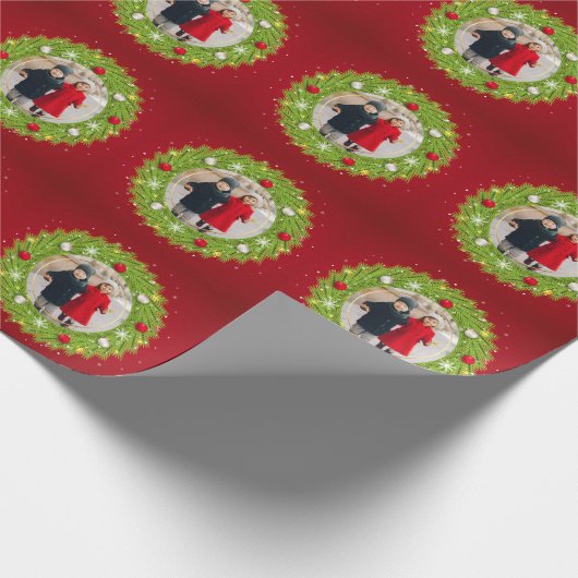 Roter und grüner Weihnachtskranz wiederholt ein Fo Geschenkpapier (Ecke)