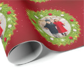 Roter und grüner Weihnachtskranz wiederholt ein Fo Geschenkpapier (Rolleneckpunkt)
