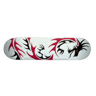 roter und schwarzer Drache Skateboard
