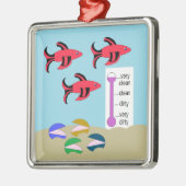 Roter und schwarzer Fisch mit Muscheln: Ornament Aus Metall (Links)