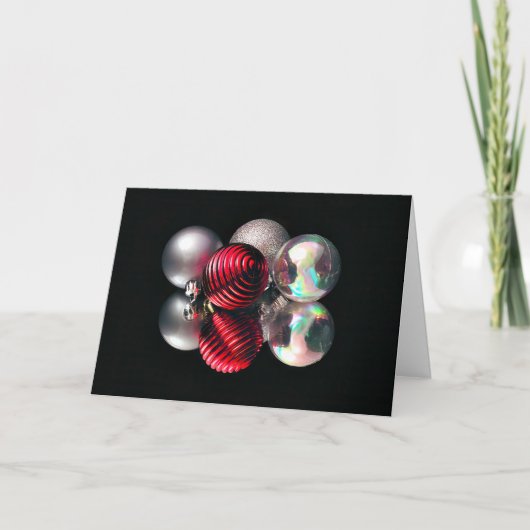 Roter und silberner Weihnachtsball Karte (Vorderseite)
