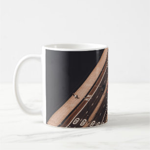 ROTER UND WEISSER BUS AUF BRÜCKE KAFFEETASSE