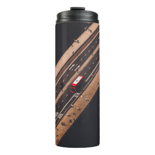 ROTER UND WEISSER BUS AUF BRÜCKE THERMOSBECHER