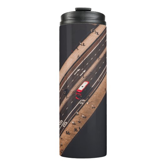 ROTER UND WEISSER BUS AUF BRÜCKE THERMOSBECHER (Vorderseite)