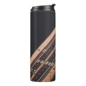 ROTER UND WEISSER BUS AUF BRÜCKE THERMOSBECHER (Nach links gedreht)