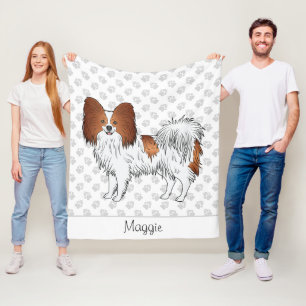 Roter und weißer Papillon-Hund mit Pfoten und Name Fleecedecke