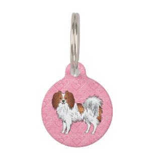 Roter und weißer Phalène Cartoon Hund auf rosa Her Haustiermarke