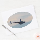 Roter und weißer R44-Hubschrauber Ovaler Aufkleber (Umschlag)