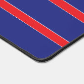Roter und weißer Streifen auf marineblau Schreibtischunterlage (Ecke)
