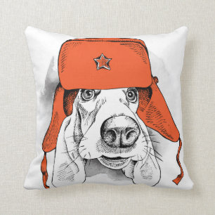 Roter Ushanka Hut Basset Hounds Kissen