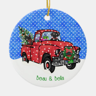 Roter Vintage-Schneelastwagen mit schwarzen Labrad Keramik Ornament
