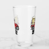 Roter Vintager LKW jubelt Bier-Glas zu Glas (Links)