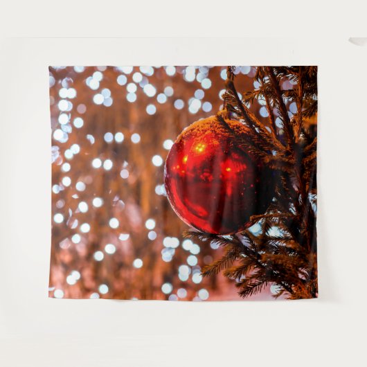 Roter Weihnachtsball, brauner Untergrund, weiße Li Wandteppich (Vorderseite (Horizontal))