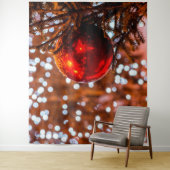 Roter Weihnachtsball, brauner Untergrund, weiße Li Wandteppich (Beispiel)