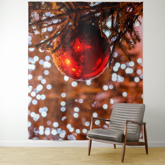 Roter Weihnachtsball, brauner Untergrund, weiße Li Wandteppich (Beispiel)