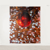 Roter Weihnachtsball, brauner Untergrund, weiße Li Wandteppich (Vorderseite)