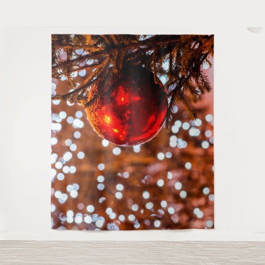 Roter Weihnachtsball, brauner Untergrund, weiße Li Wandteppich (Vorderseite)