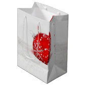 Roter Weihnachtsball mit Schneeflocke Mittlere Geschenktüte (Vorderseite Schrägansicht)